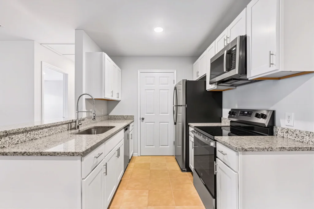 king george apartments savannah ga kitchen2